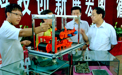 中國廢鋼鐵應(yīng)用協(xié)會名譽會長王鎮(zhèn)武觀看模型演示 中國廢鋼鐵應(yīng)用協(xié)會名譽會長王鎮(zhèn)武觀看模型演示