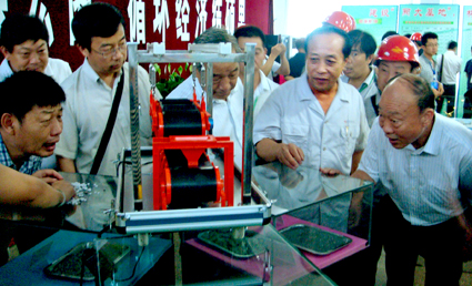 鞍鋼礦渣開發(fā)公司經(jīng)理蘇興文與參會代表關(guān)注鋼渣帶磁機演示 鞍鋼礦渣開發(fā)公司經(jīng)理蘇興文與參會代表關(guān)注鋼渣帶磁機演示