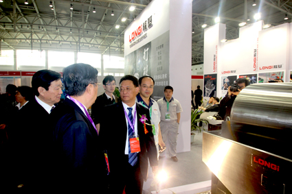 煤炭工業協會領導到訪隆基展位 煤炭工業協會領導到訪隆基展位